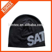 Gorra de acrílico unisex del invierno de la venta caliente con la etiqueta de encargo